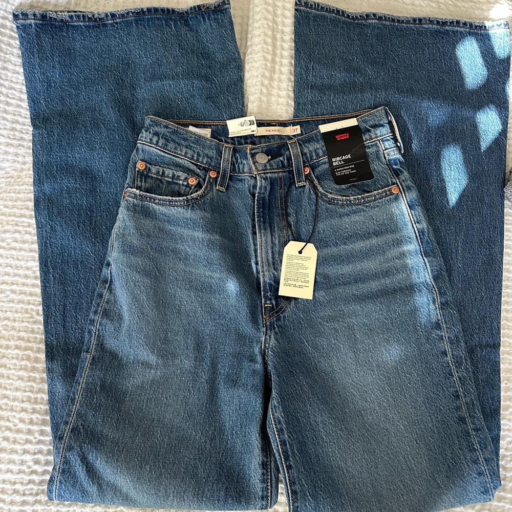 NWT Levi’s Ribcage Bell jeans